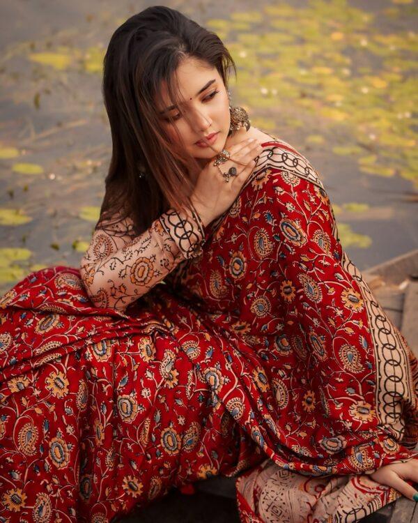 ওয়েলেস সফ্ট সিল্ক শাড়ি।